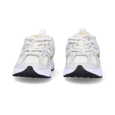 Sapatilhas de corrida Nike brancas com detalhes dourados e cinza vistas de frente