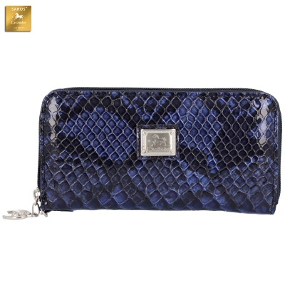 Carteira azul escuro com padrão de escamas e placa metálica prateada