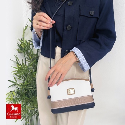 Bolsa pequena transversal Cavalinho em bege, branco e azul escuro com detalhe castanho