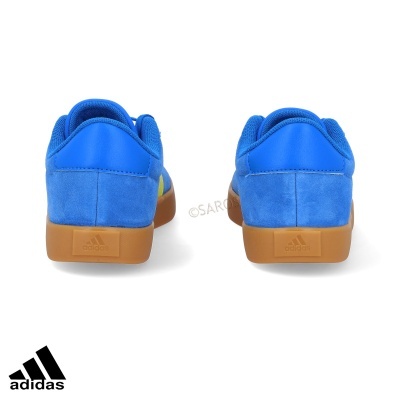 Ténis Adidas azuis com sola castanha vistos de trás