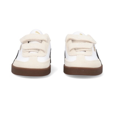 Par de ténis infantis brancos com detalhes bege e sola castanha