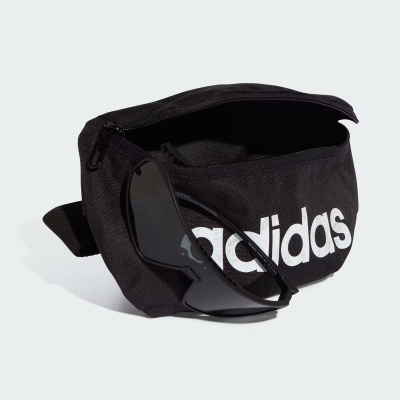 Pochete preta com logo Adidas branco e óculos escuros