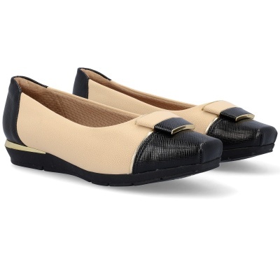 Sapatos rasos bege e preto com detalhe dourado