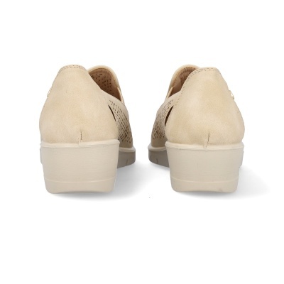 sapatos de senhora bege com padrão de furos decorativos e salto médio