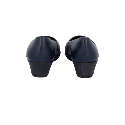 Sapatos femininos pretos com salto médio vistos de trás