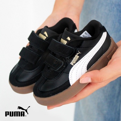 Ténis infantis Puma pretos com risca branca e sola castanha