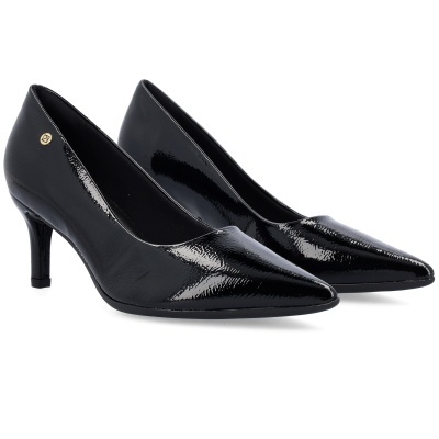 Sapatos de salto médio em verniz preto brilhante.