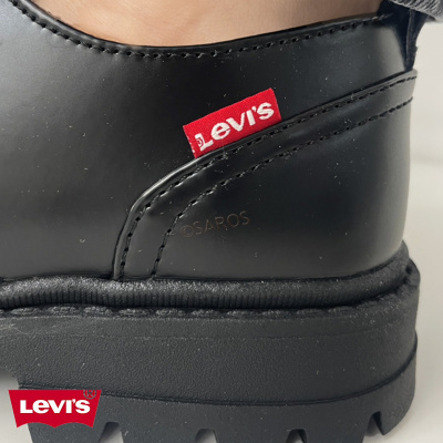 Calçado preto com etiqueta vermelha Levis