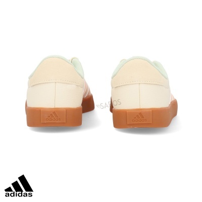 Sapatos Adidas creme com sola castanha, vista traseira
