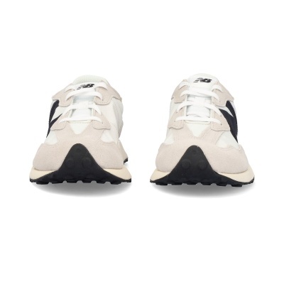 Par de sapatilhas New Balance bege, branco e preto, com sola preta e logótipo NB