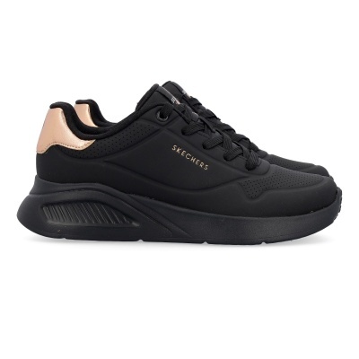 Ténis pretos Skechers com detalhe metálico dourado no calcanhar