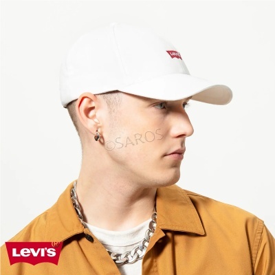 Homem com boné branco Levi's, camisa castanha e corrente prateada, fundo branco