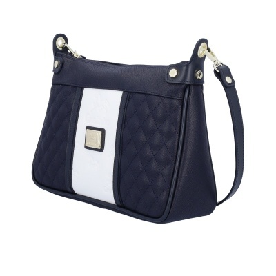 Mala de ombro feminina azul escura com faixa branca e placa metálica.