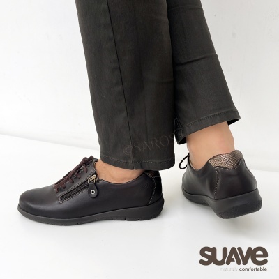 Sapatos pretos com fecho de correr lateral e textura escamosa na parte traseira