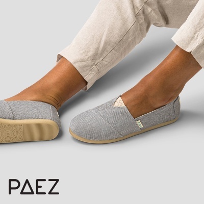 Alpargatas cinzentas em tecido com sola de borracha cor de bege claro