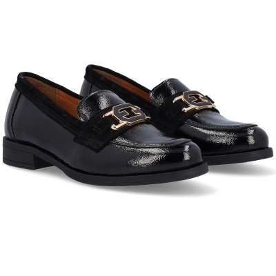 Sapatos mocassins pretos brilhantes com detalhe em metal dourado