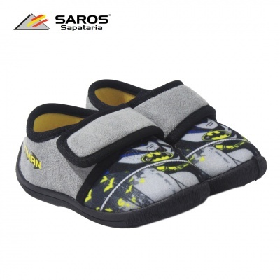 Pantufas infantis cinza e preto com estampa do Batman e fechamento de velcro