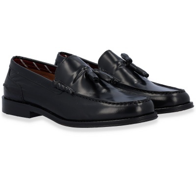 Sapatos masculinos mocassim em couro preto com tassel e sola preta