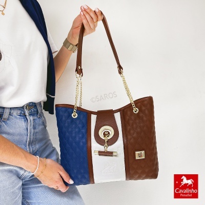Mala senhora azul, branca e castanha com matelassê e detalhes dourados