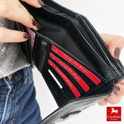 Carteira de couro preto com interior e cartões vermelhos