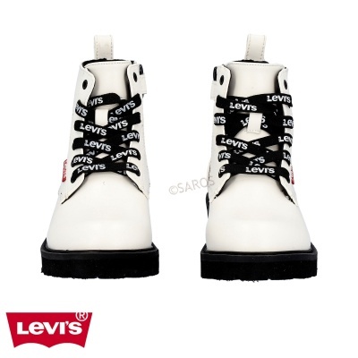Botas brancas Levi's com atacadores pretos e texto Levi's
