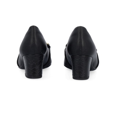 Sapatos de salto médio pretos vistos de trás, salto com padrão de pele de réptil.