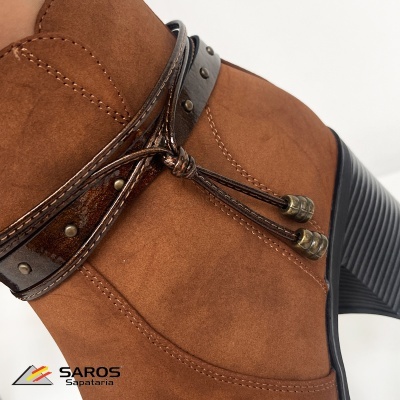 Botim castanho de camurça com salto médio preto e detalhes em couro e metal