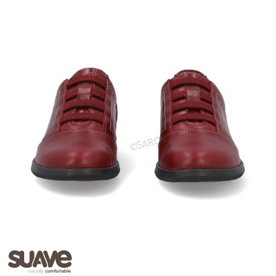 Sapatos vermelhos em couro com sola preta e cadarços elásticos