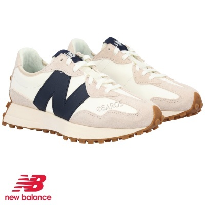 Ténis New Balance branco e beige com detalhes azul escuro e sola castanha