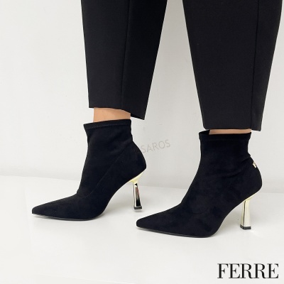 Botins pretos em tecido camurça com salto dourado fino e biqueira pontiaguda