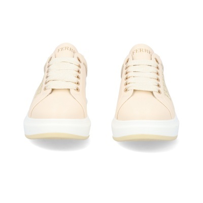 Ténis bege claro com sola branca e atacadores, vista frontal