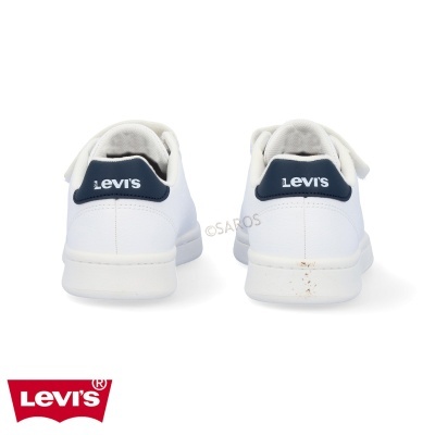 Ténis brancos Levi's com detalhe azul e logótipo na traseira