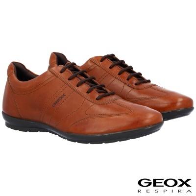 sapatos de pele castanho claro com atacadores pretos