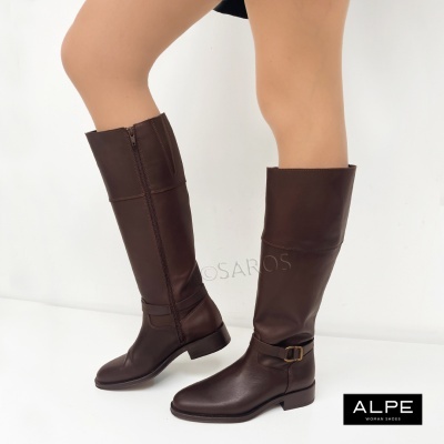 Botas femininas ALPE em pele castanho escuro com fivela e fecho lateral