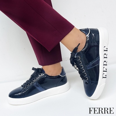 Ténis de senhora azul verniz com sola branca e texto FERRE na sola.