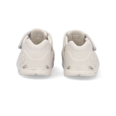 Sapatos infantis brancos vistos de trás com fecho de velcro e recortes laterais