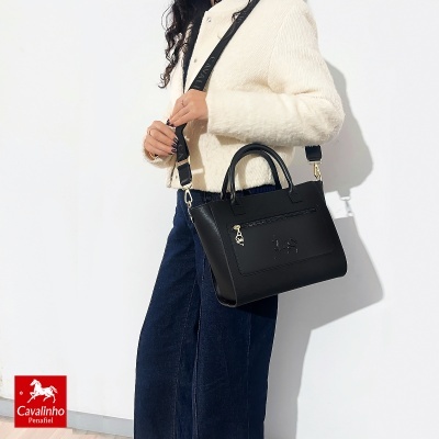 Mala preta de senhora com logótipo de cavalo em relevo e alça preta ajustável com letras CAVALINHO