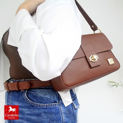 Mala castanha em pele com pormenores dourados ao ombro