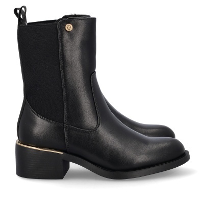 Botins pretos em couro com elástico e tacão quadrado com detalhe dourado