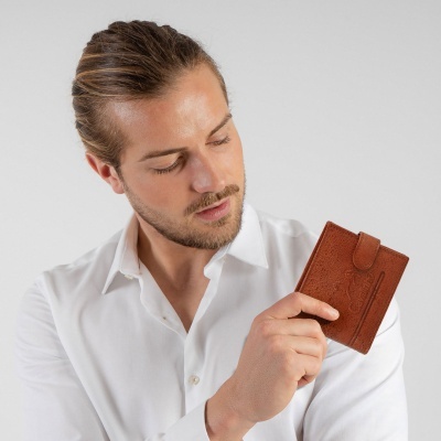 Carteira masculina castanha de couro texturizado com fecho, exibida por homem