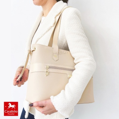 Mala de mão bege com fecho dourado e nó na alça fina