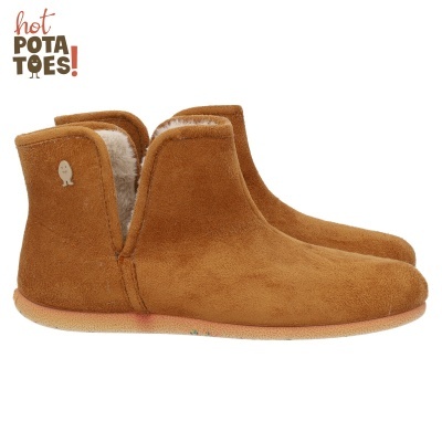 Chinelos castanhos em tecido camurça com interior forrado em pelo sintético e sola fina