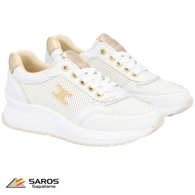 Ténis brancos com detalhes dourados e sola branca