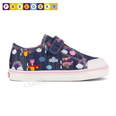 Ténis infantis azuis com padrão colorido e fecho de velcro