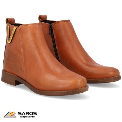 Botas de couro castanho claro com fecho e detalhe dourado V