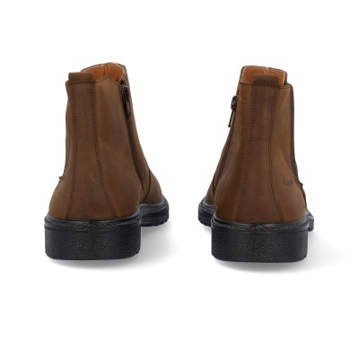 Botas castanhas de couro com fecho e sola preta de trás