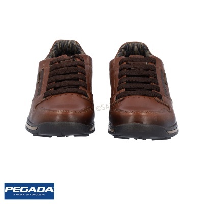 Sapatos castanhos de couro com atacadores pretos