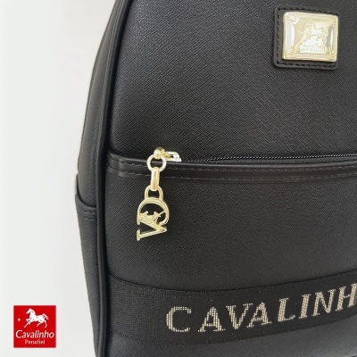 Mochila preta com etiqueta e pingente dourados da marca Cavalinho.