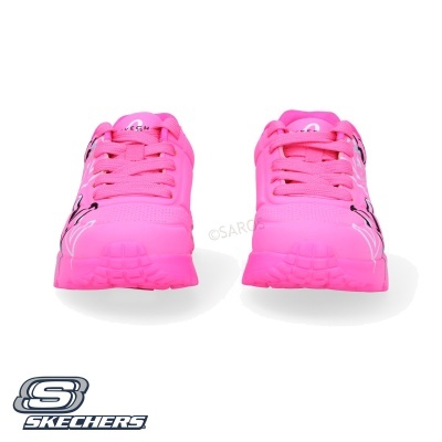 Sapatilhas Skechers cor-de-rosa em fundo branco com logótipo Skechers