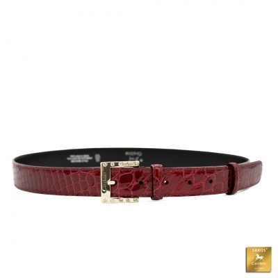 Cinto vermelho em pele com padrão crocodilo e fivela dourada com cristais.